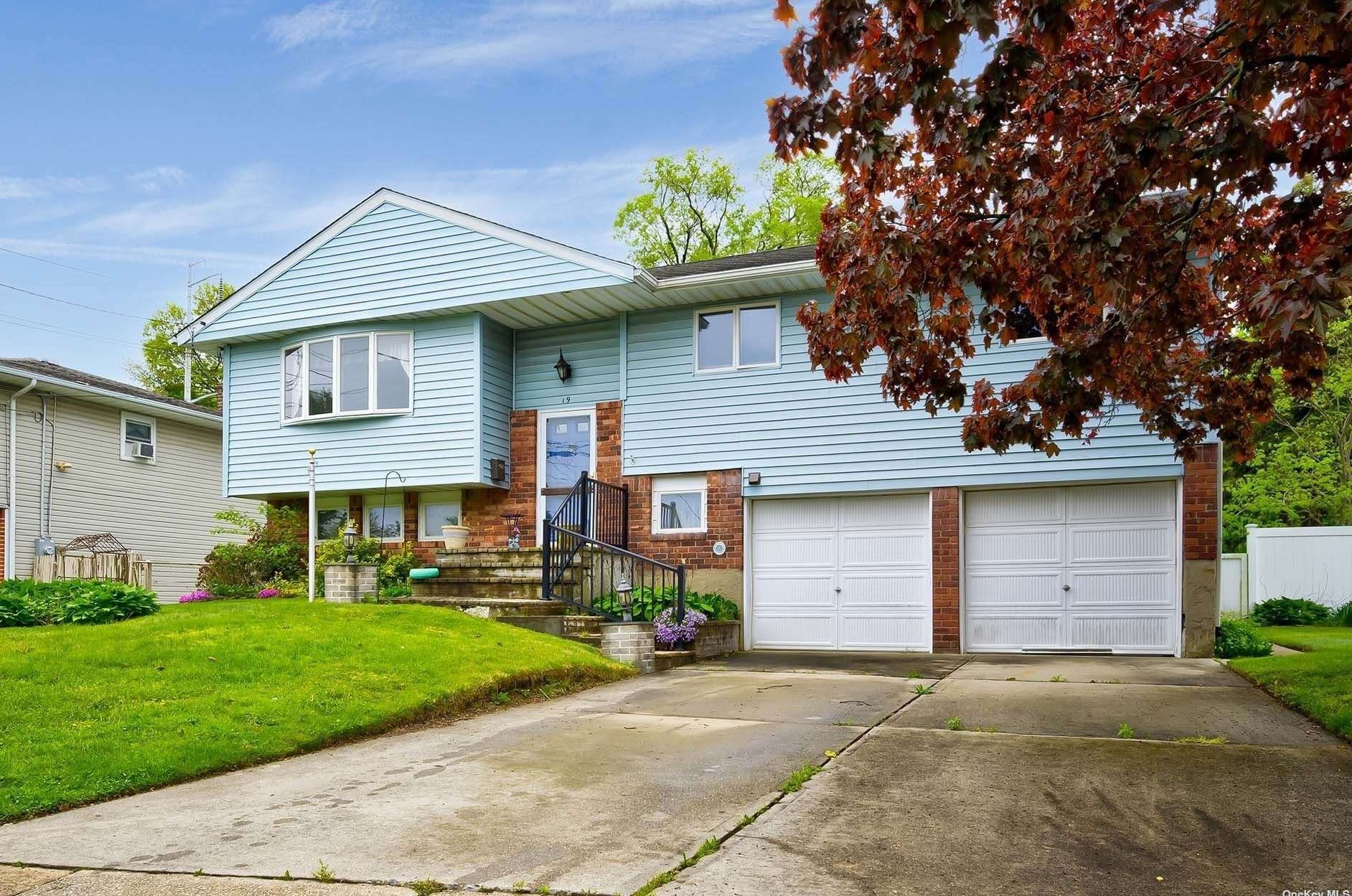 19 Clinton Ln, Hicksville, NY 11801-1726