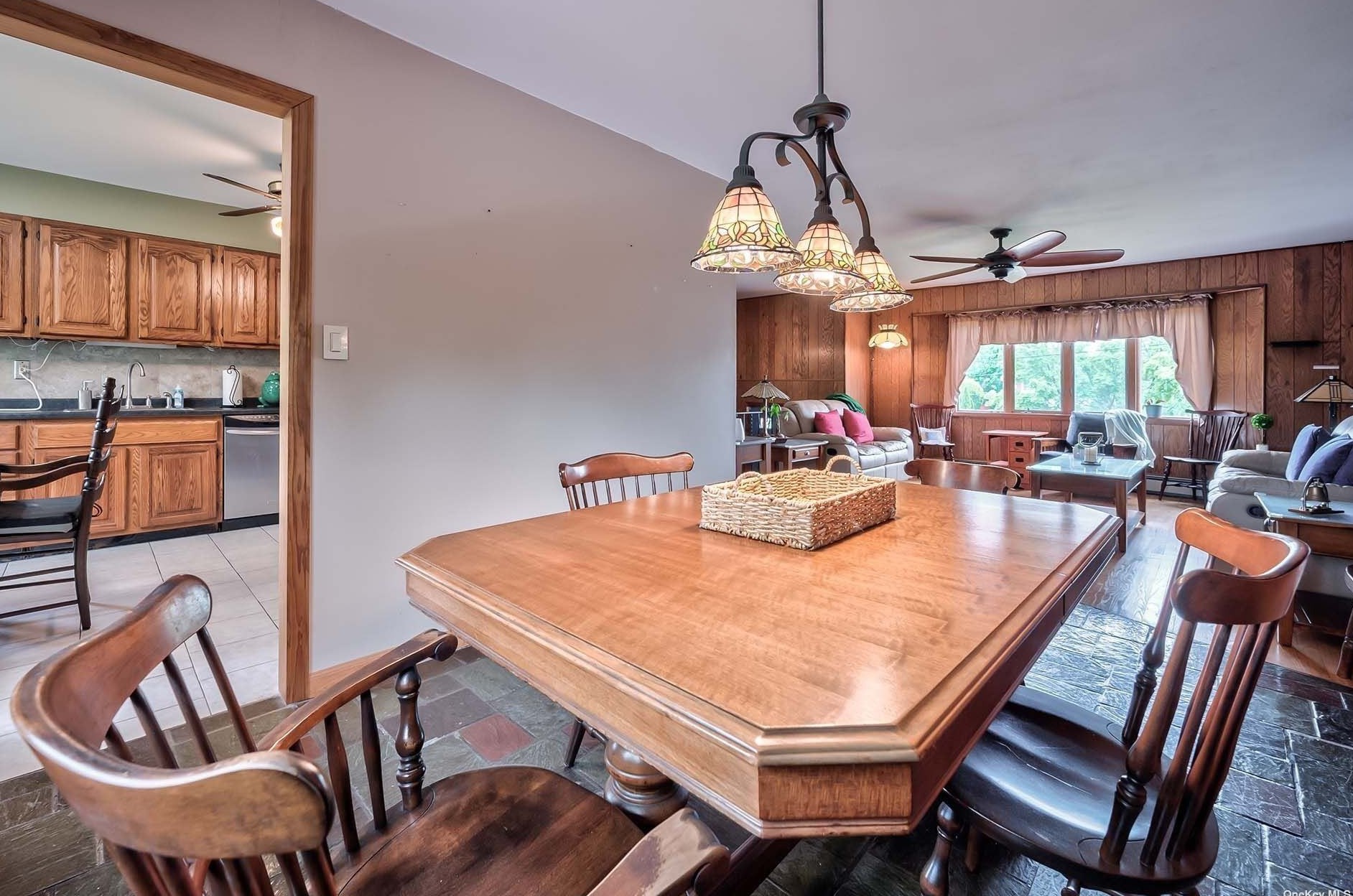 19 Clinton Ln, Hicksville NY  11801-1726 exterior