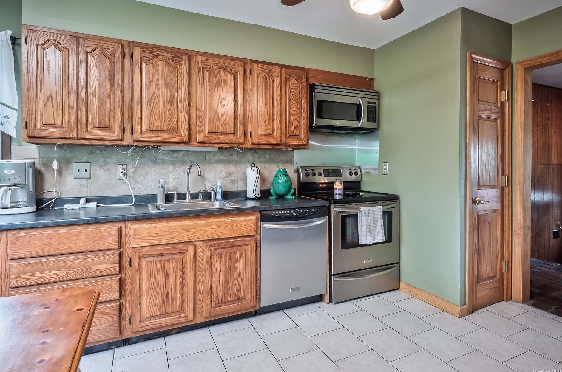 19 Clinton Ln, Hicksville NY  11801-1726 exterior