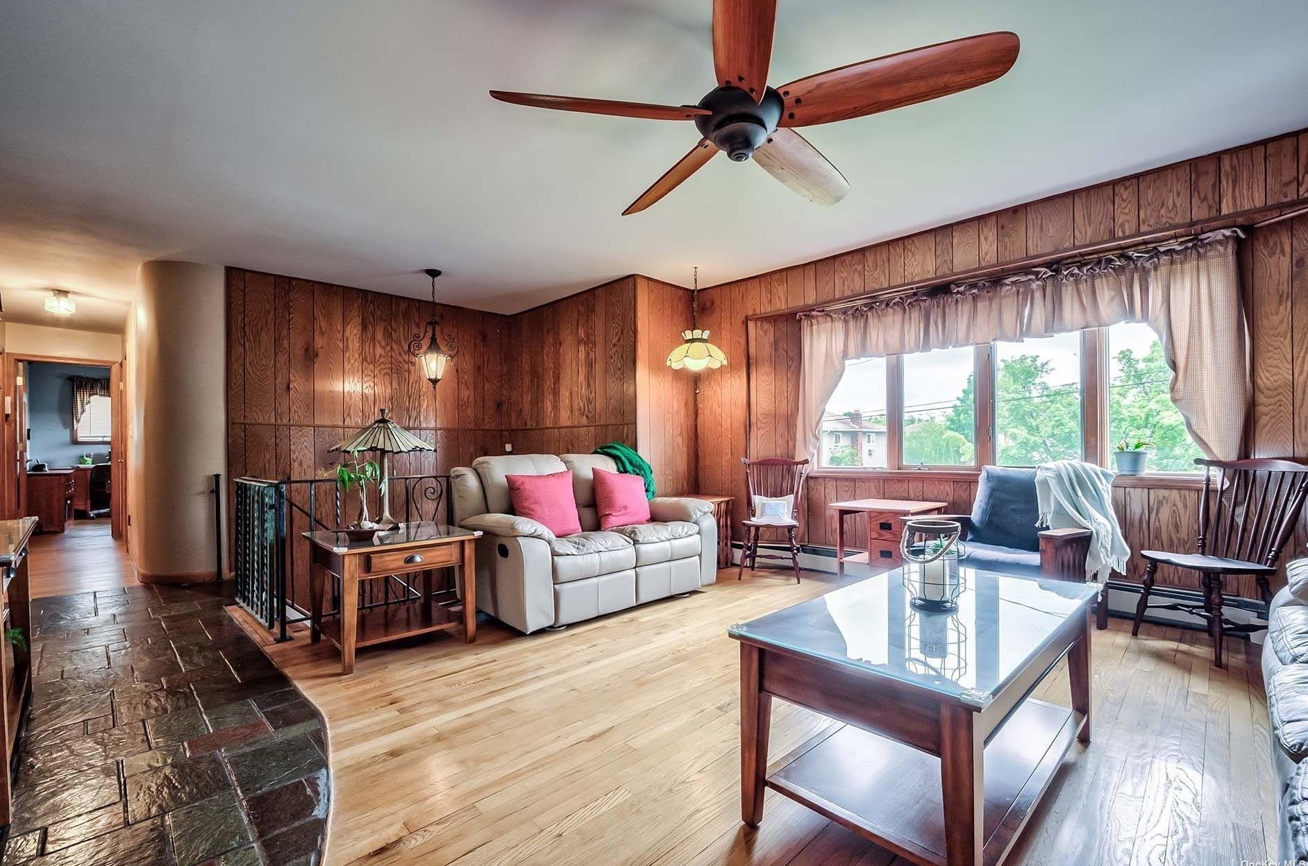 19 Clinton Ln, Hicksville NY  11801-1726 exterior