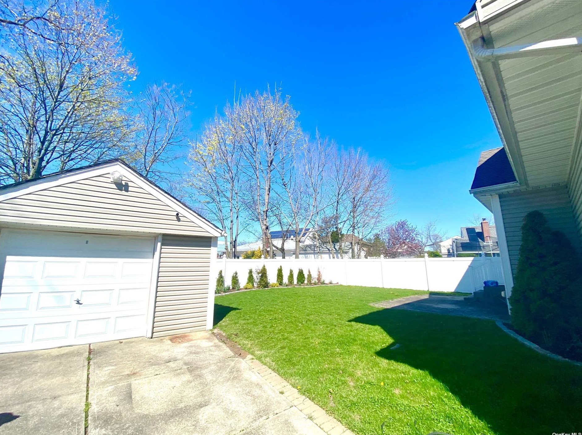 2910 Harvey Ave, Rockville Centre, NY 11572-3417