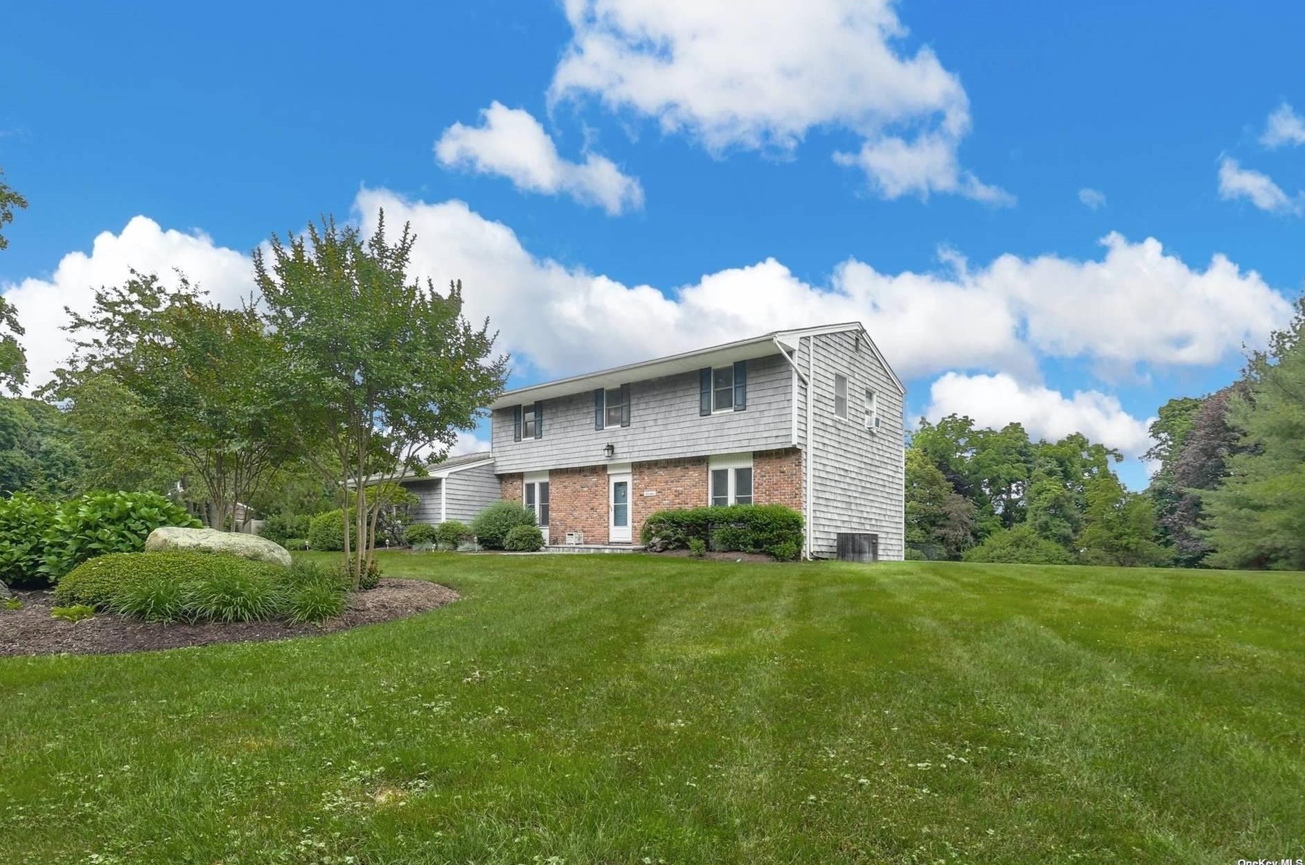 14 Tanager Ln, Northport, NY 11768
