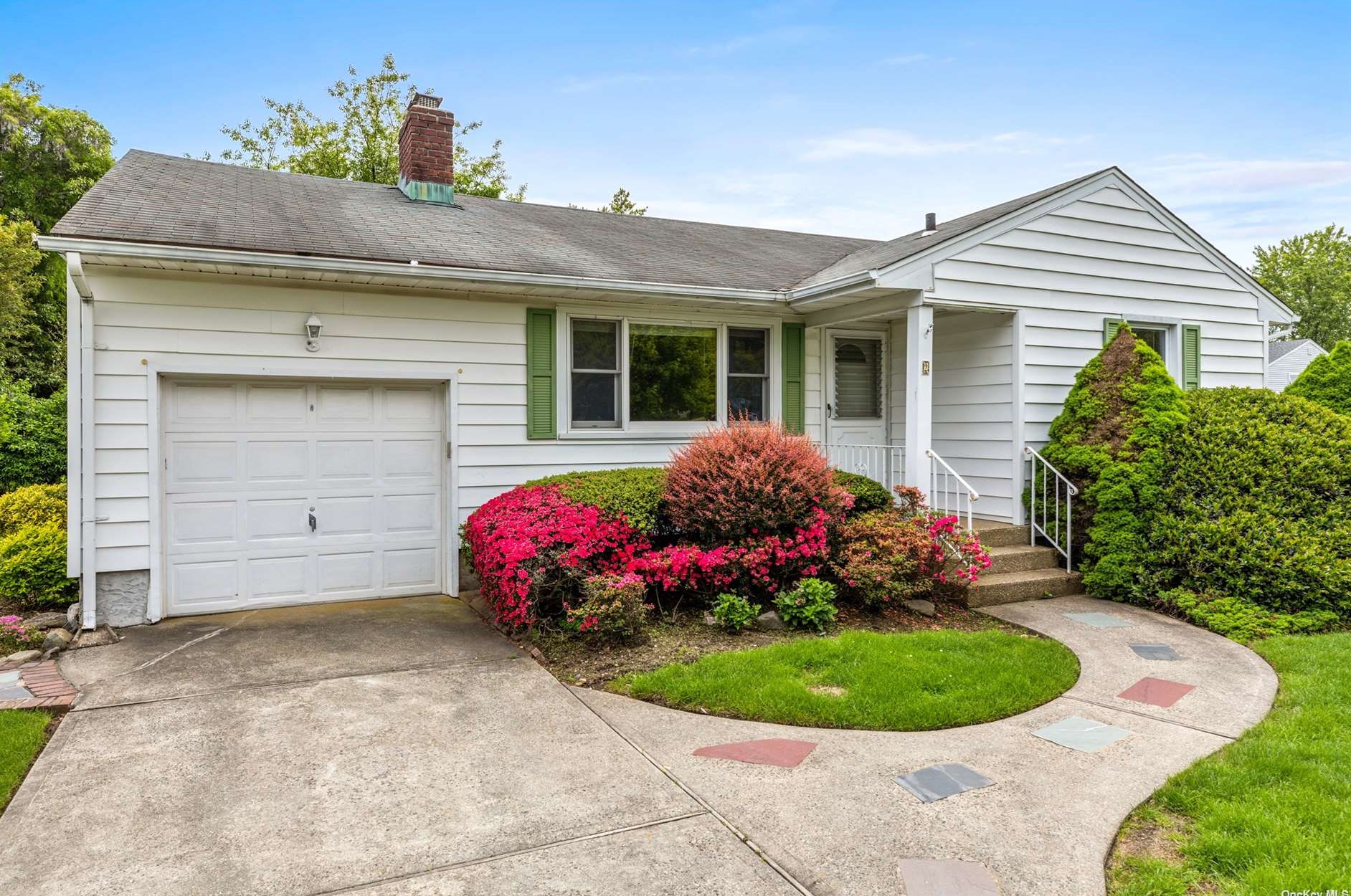 2 Gainsboro Ln, Syosset, NY 11791-6223
