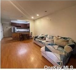 4231 Colden St Apt R3c, Flushing, NY
