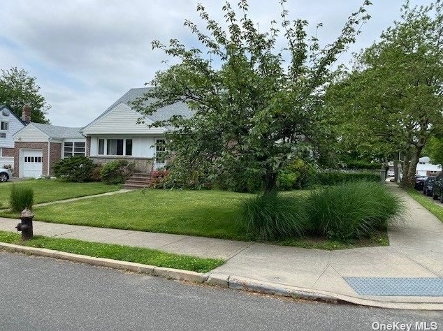 64-04 251st St, Flushing, NY 11362