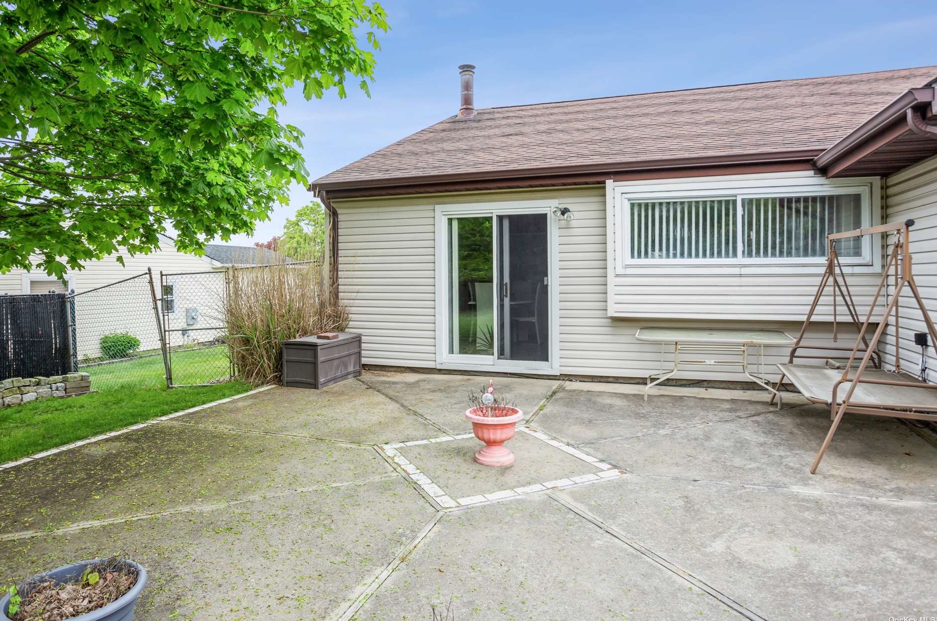 8 Malcolm St, North Bellport NY  11713-1008 exterior