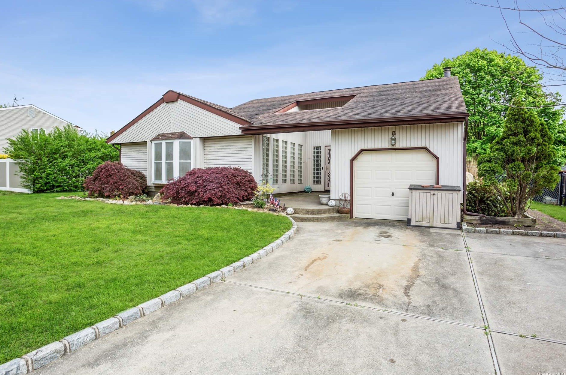 8 Malcolm St, North Bellport NY  11713-1008 exterior