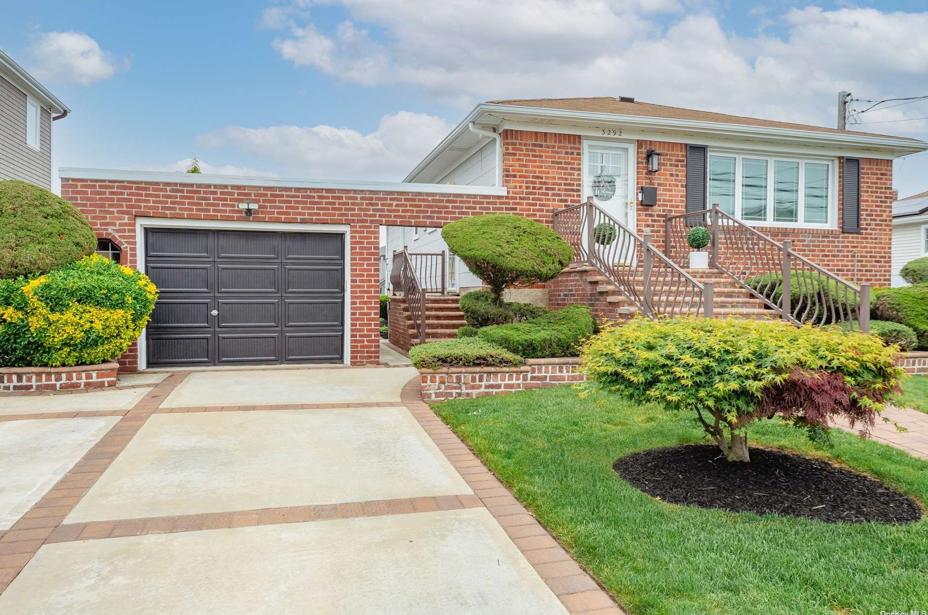 3292 Elliott Blvd, Rockville Centre, NY 11572-3612