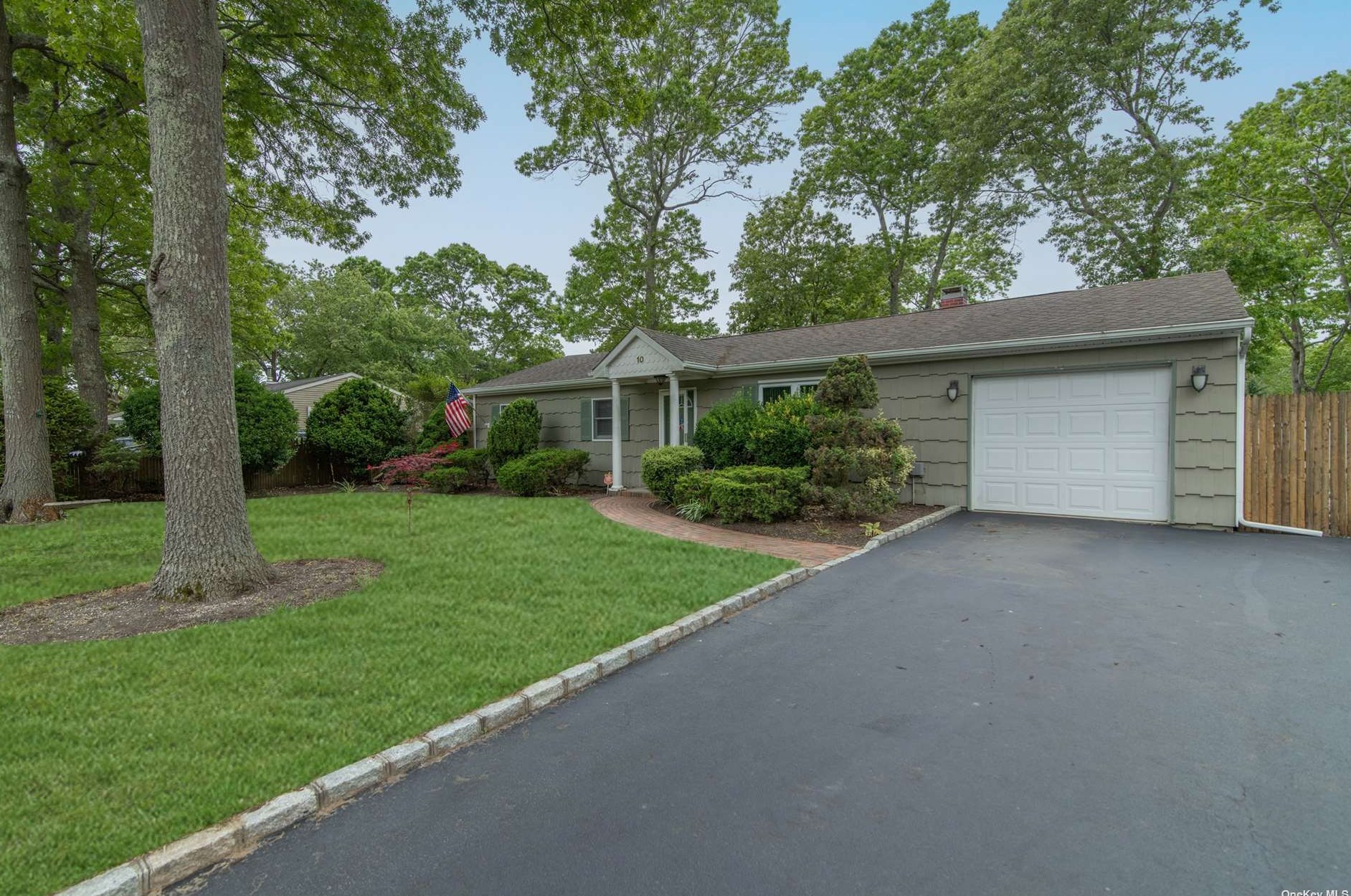 10 Wilson Ave, East Moriches, NY 11940-1139