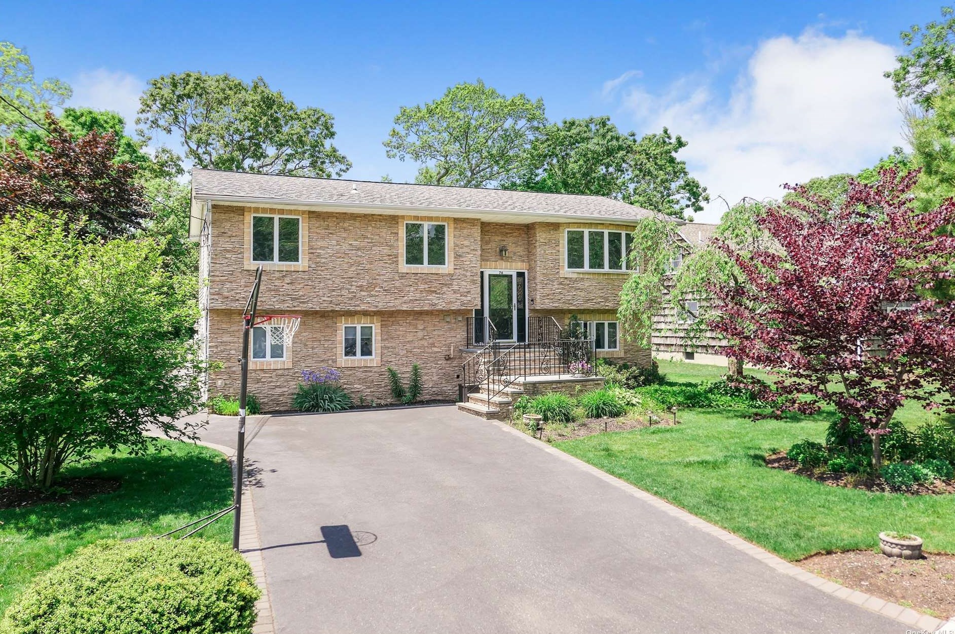 76 Bieselin Rd, North Bellport, NY 11713-2327