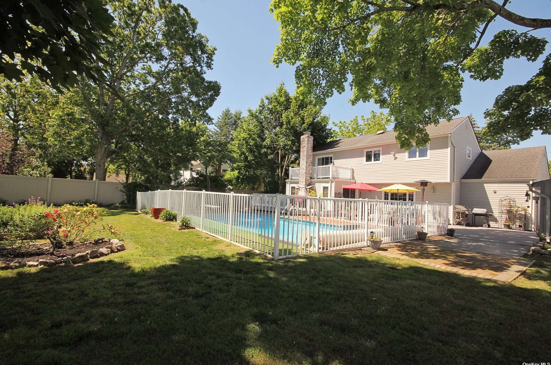 37 Suffolk Ln, East Islip NY  11730-2209 exterior