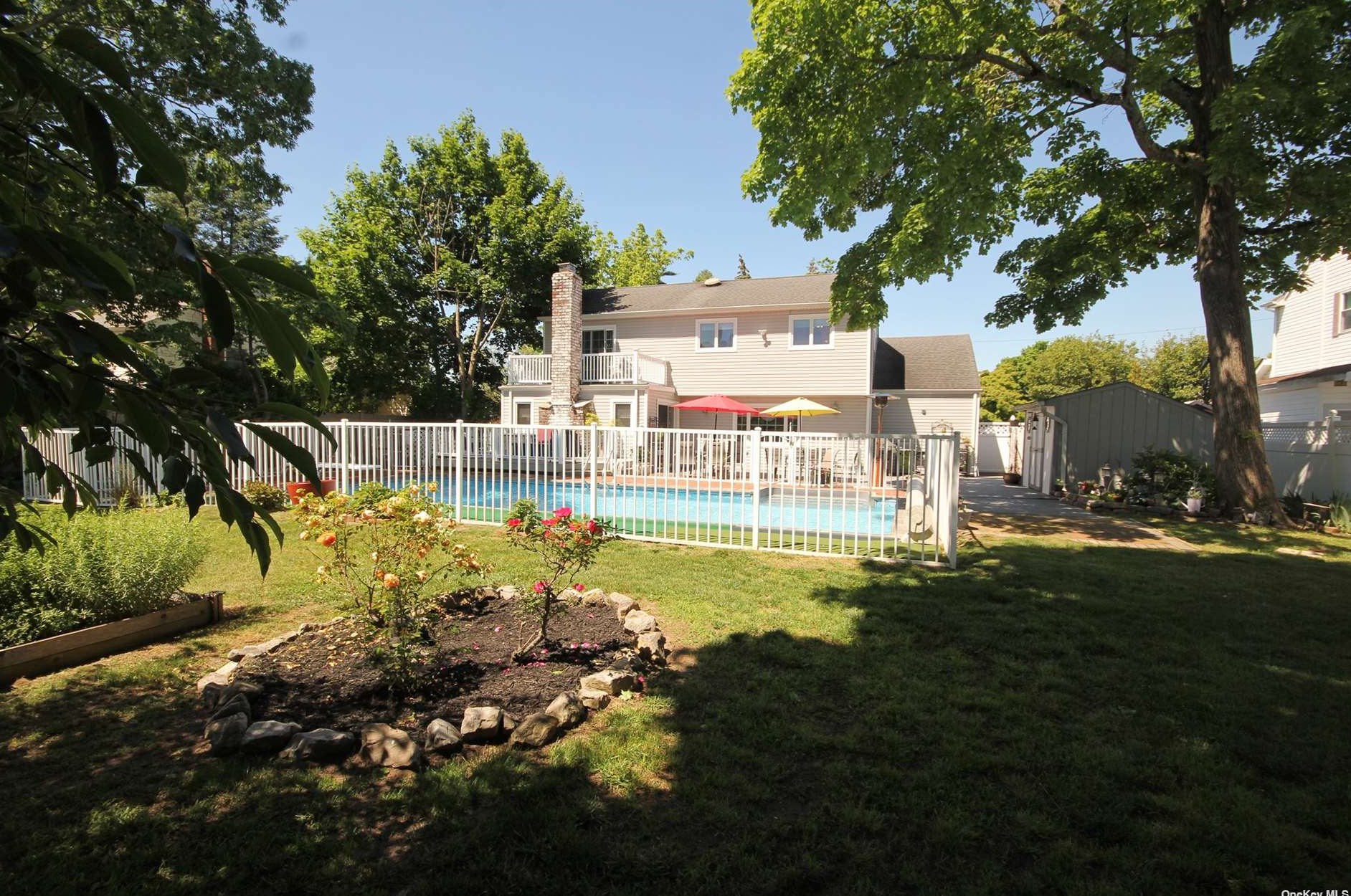 37 Suffolk Ln, East Islip NY  11730-2209 exterior
