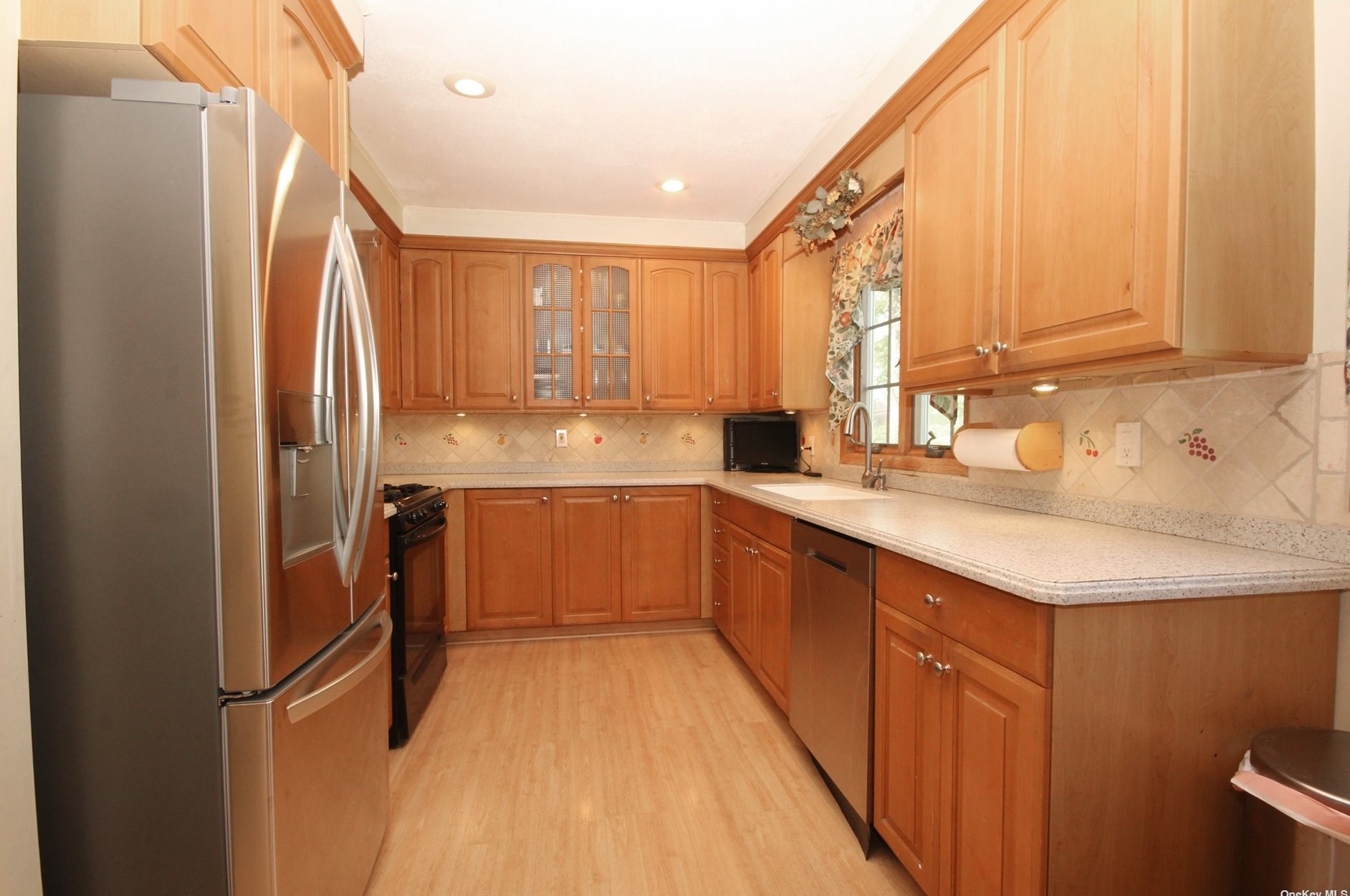 37 Suffolk Ln, East Islip NY  11730-2209 exterior