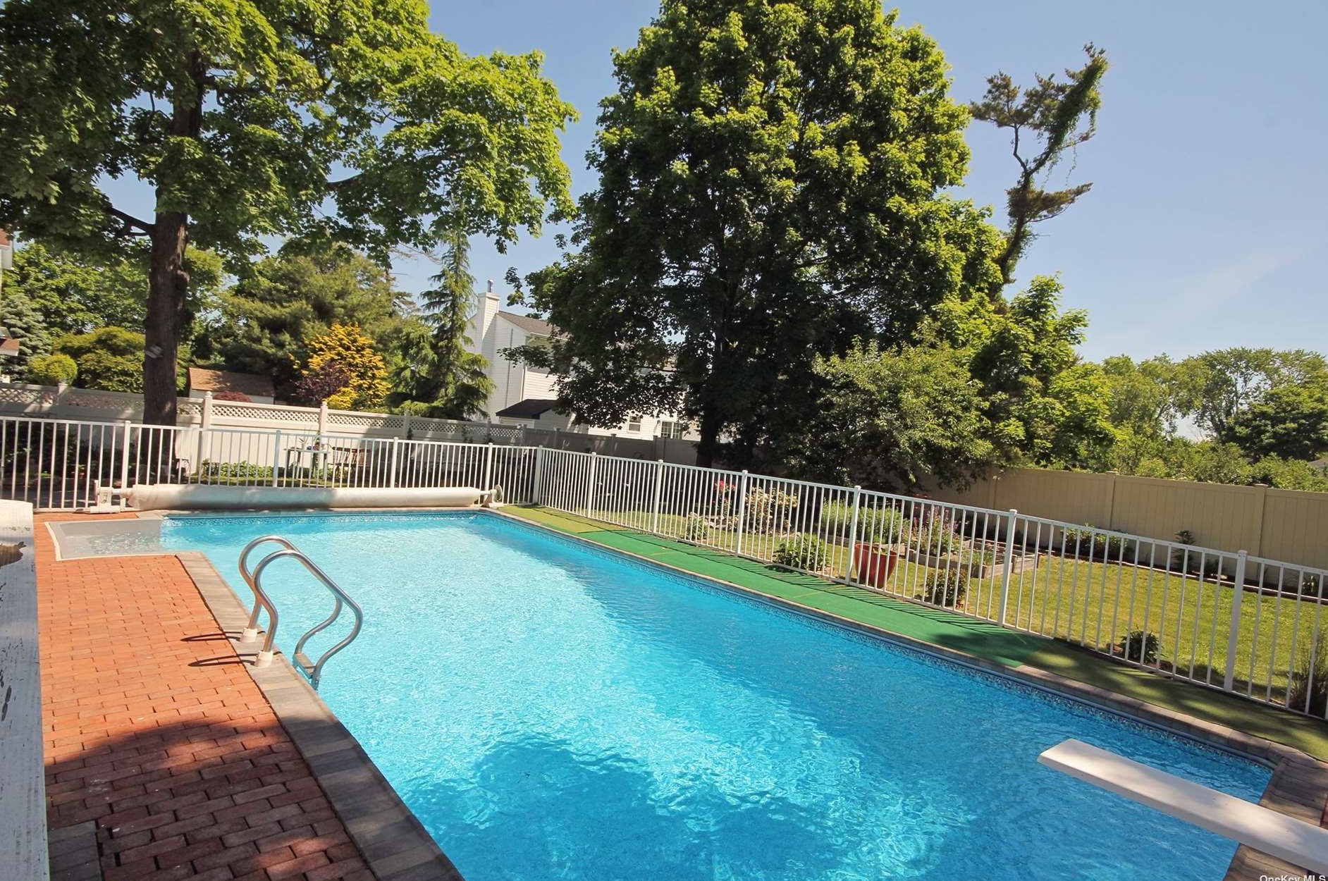 37 Suffolk Ln, East Islip NY  11730-2209 exterior
