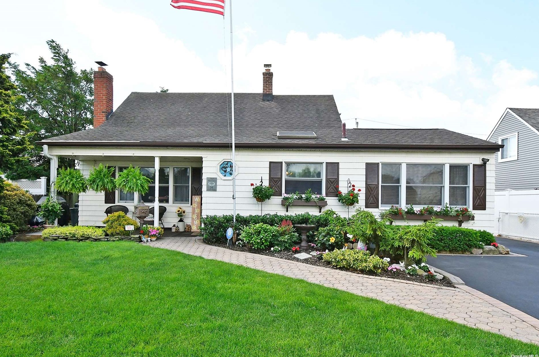 24 Glade Ln, Plainedge, NY 11756-3918