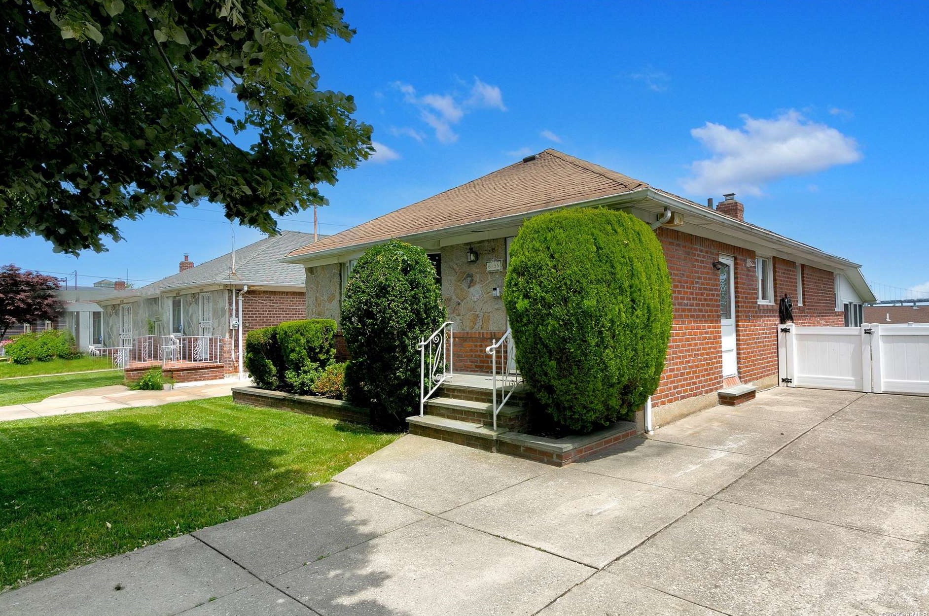 635 Clintonville St, Flushing, NY 11357-1225