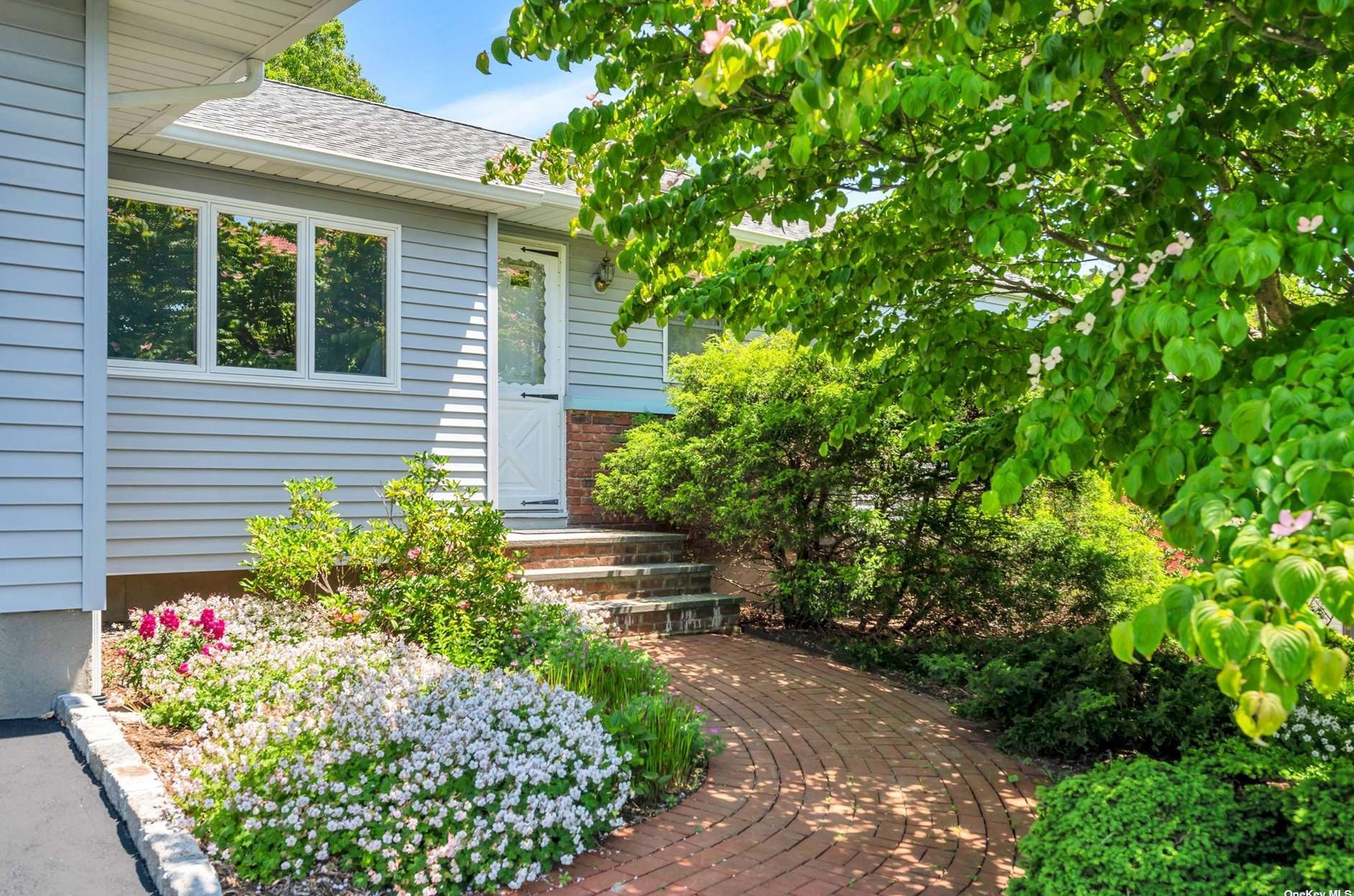 74 Amsterdam Rd, Smithtown, NY 11787-3122