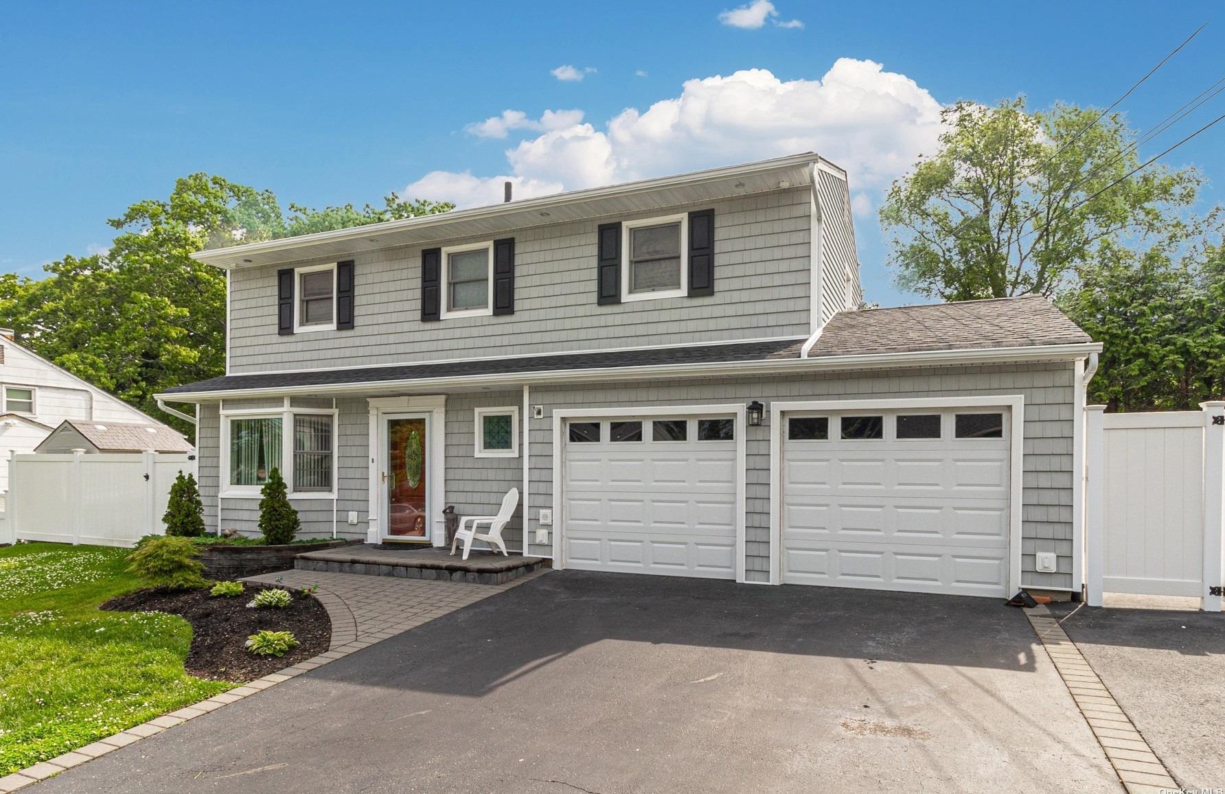15 Mueller Dr, Selden, NY 11784-2617