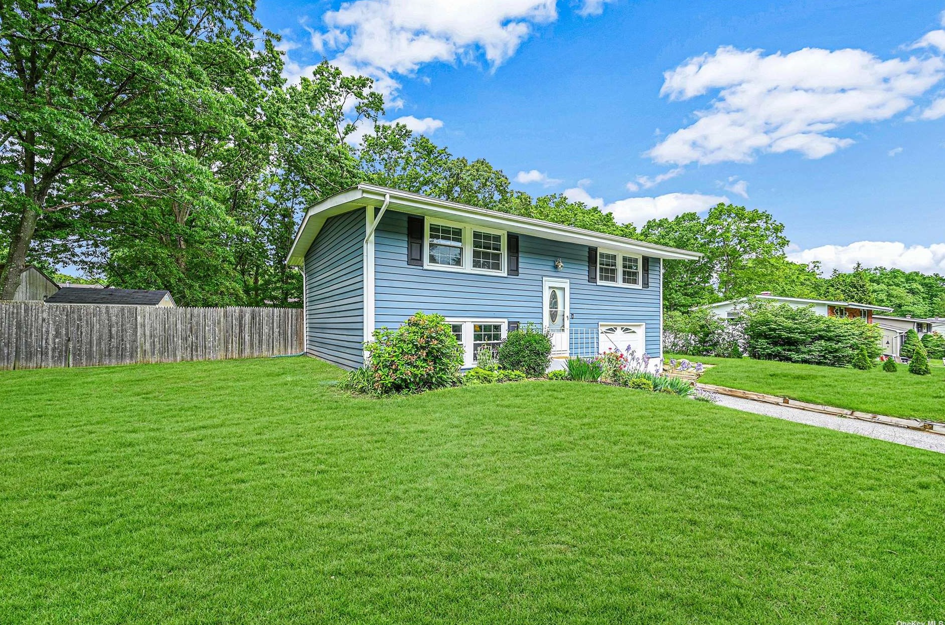 2 Campsite Ln, Strongs Neck, NY 11733