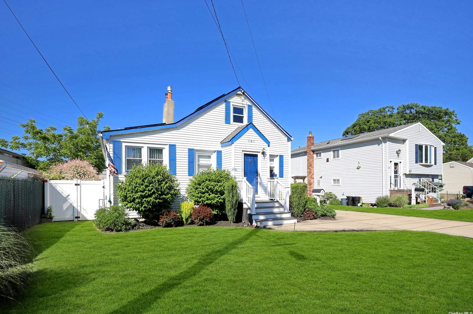 121 N Clinton Ave, North Lindenhurst, NY 11757