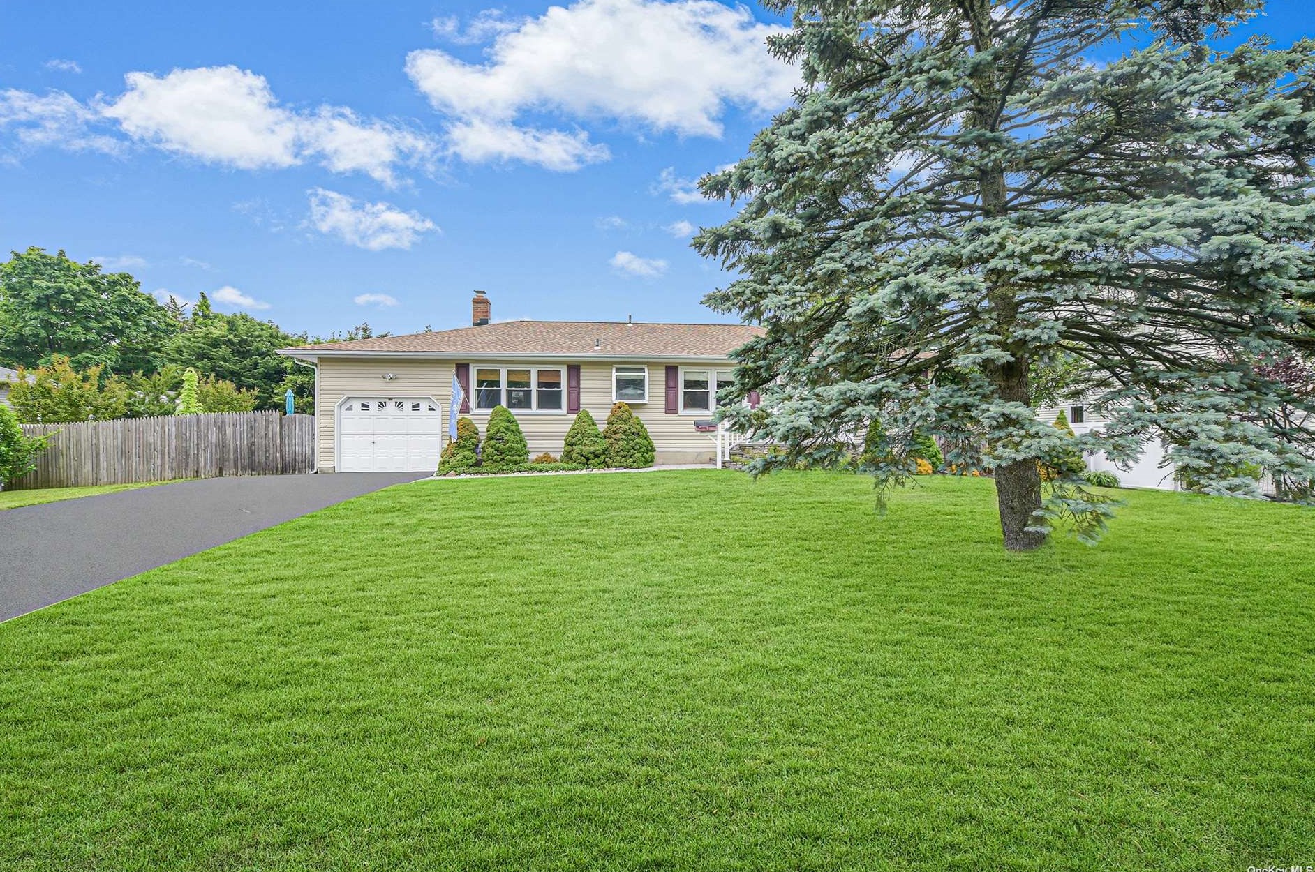 76 Smith Ave, Islip Manor, NY 11751