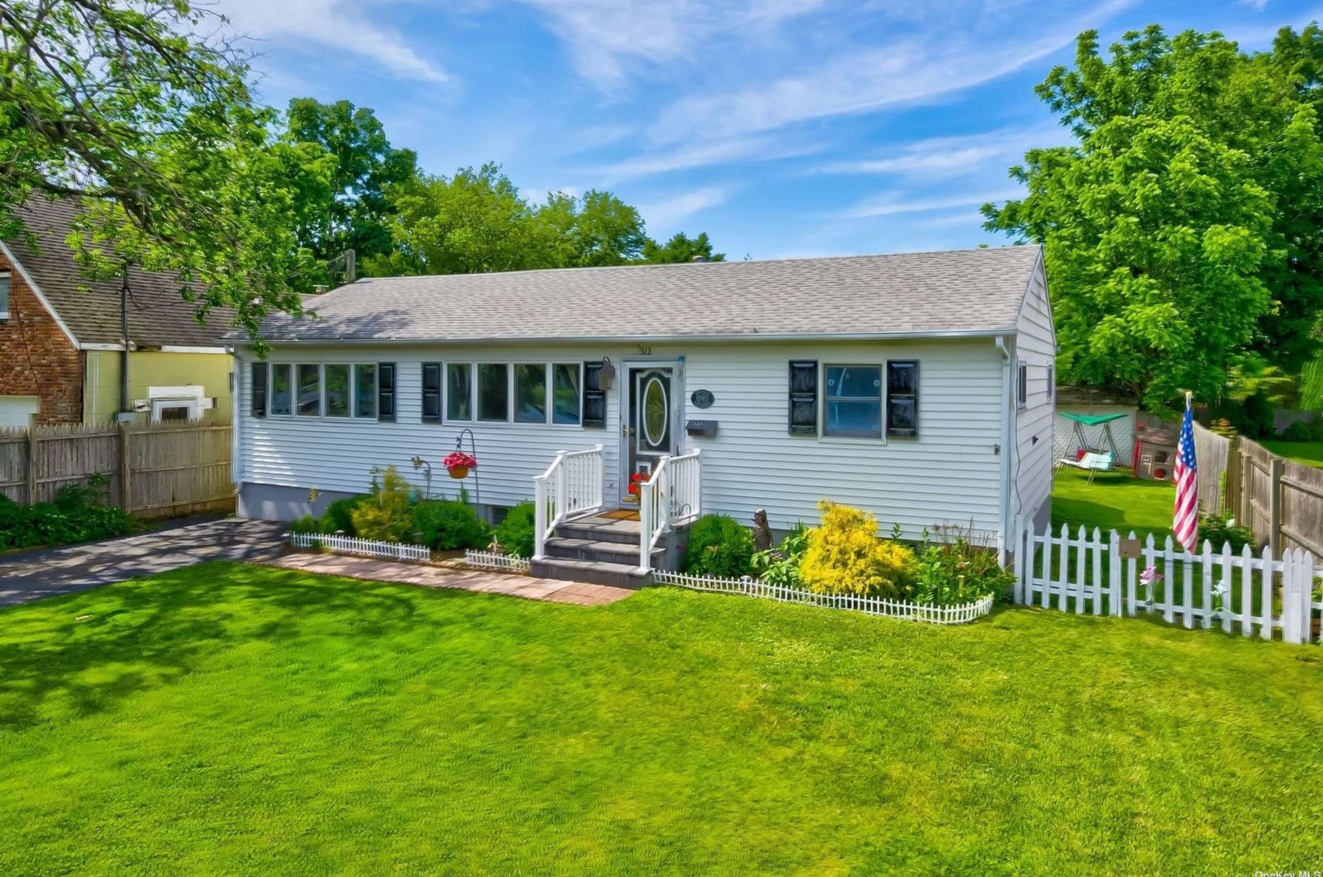 512 3rd Ave, Elwood, NY 11731