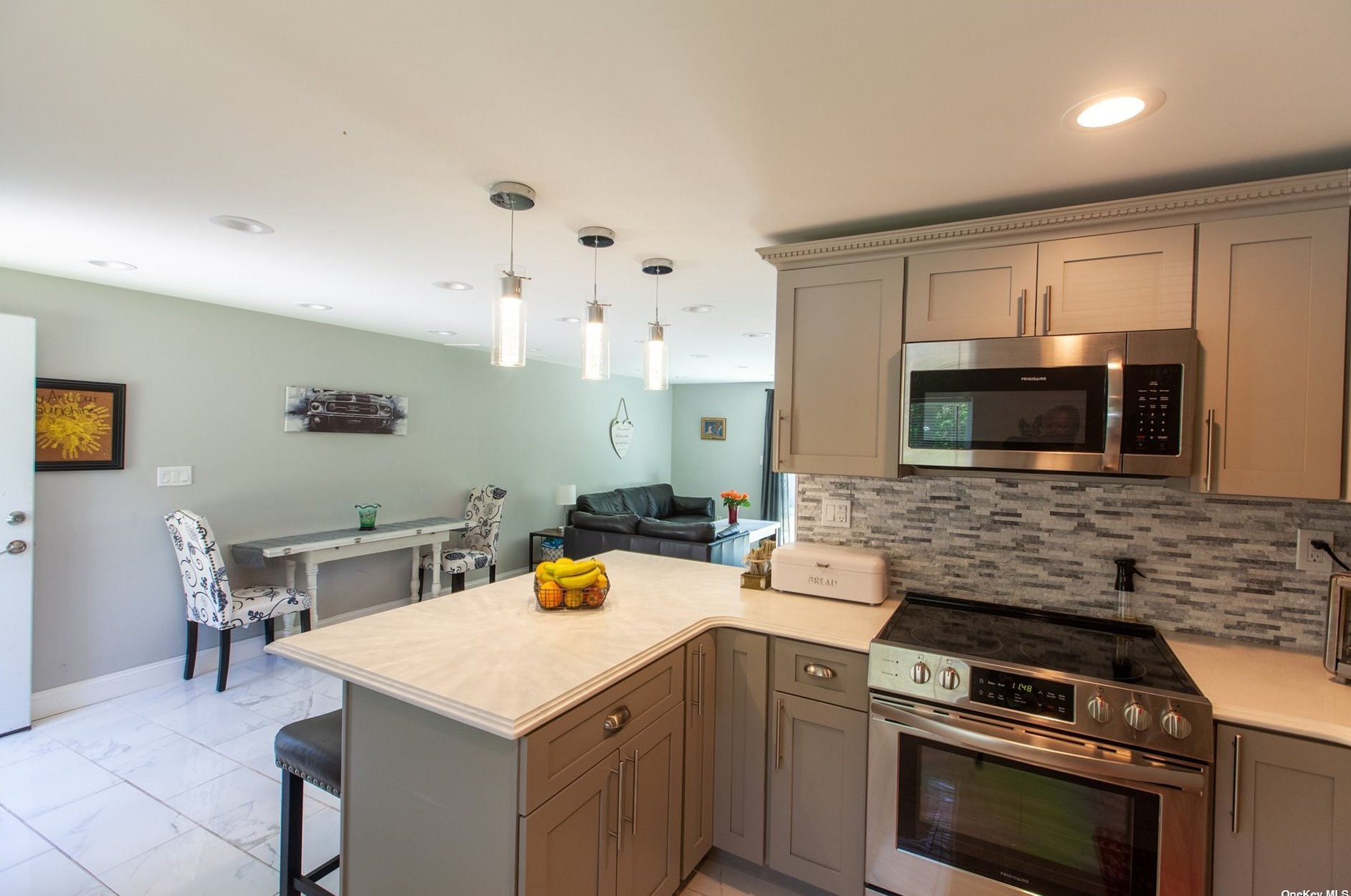 2 Horizon Gate, North Bellport, NY 11713-1204