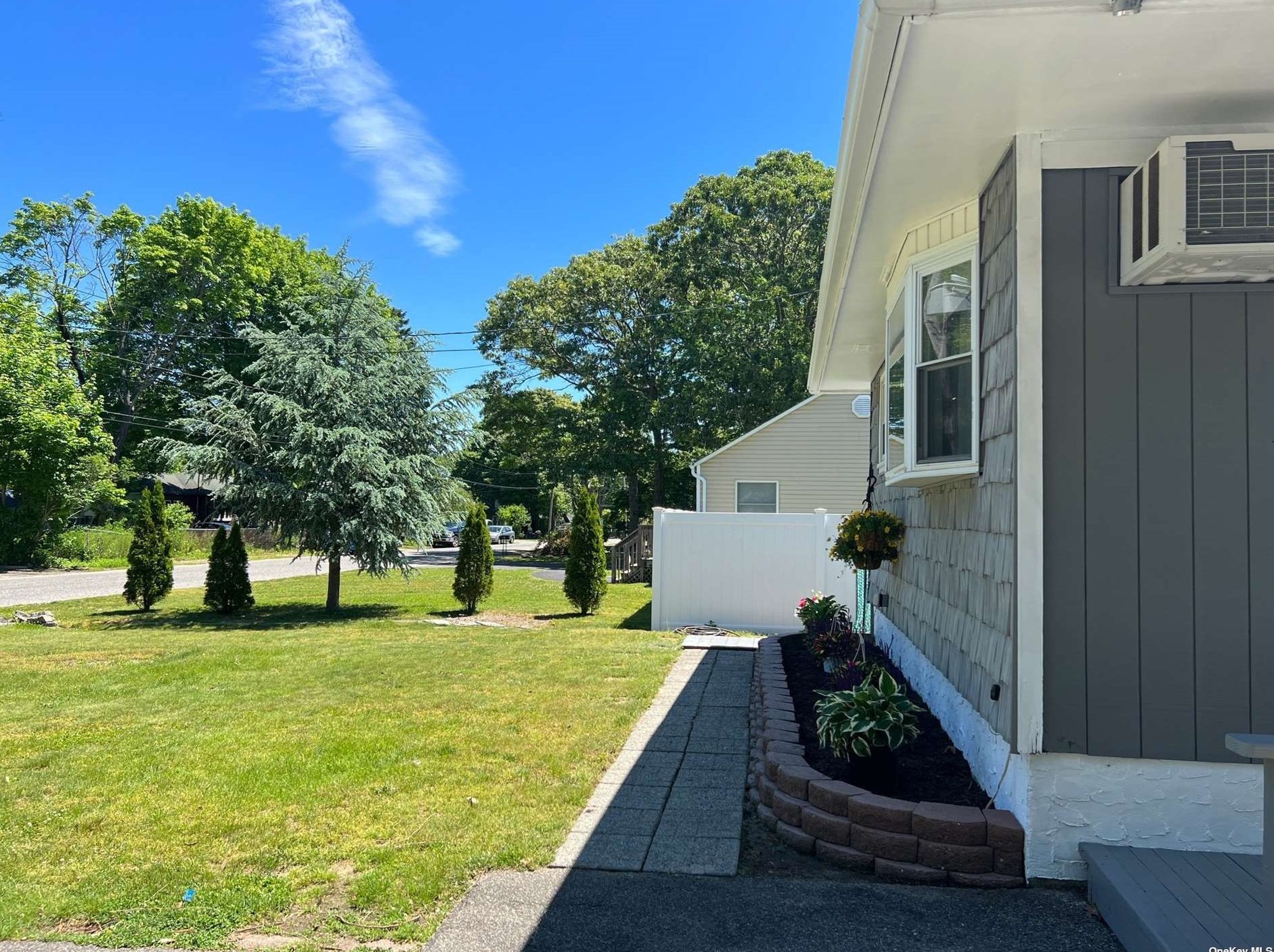 74 Neptune Ave, Manor Park, NY 11950-5119