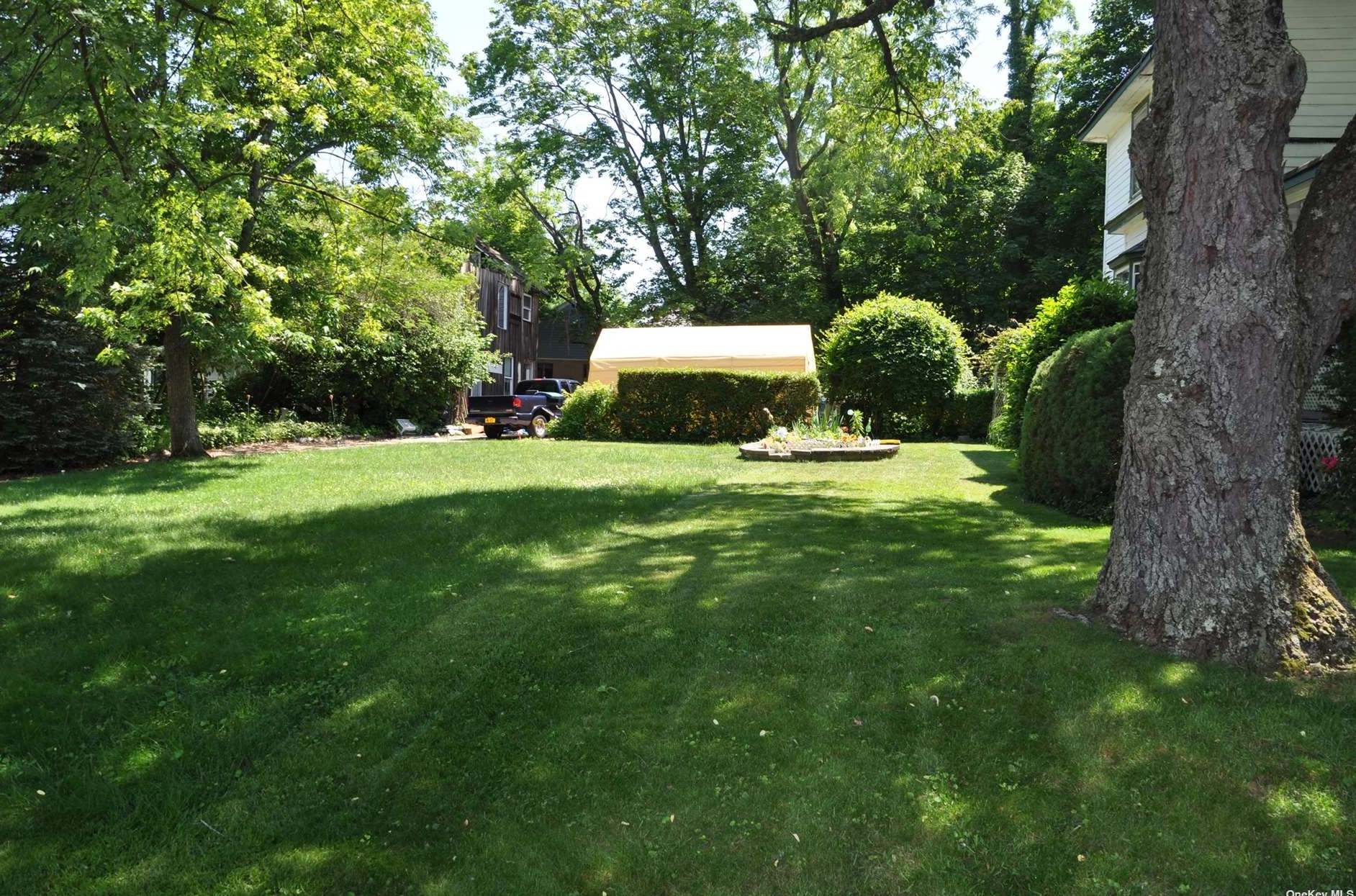 77 Grove St, Glenwood Landing, NY 11547
