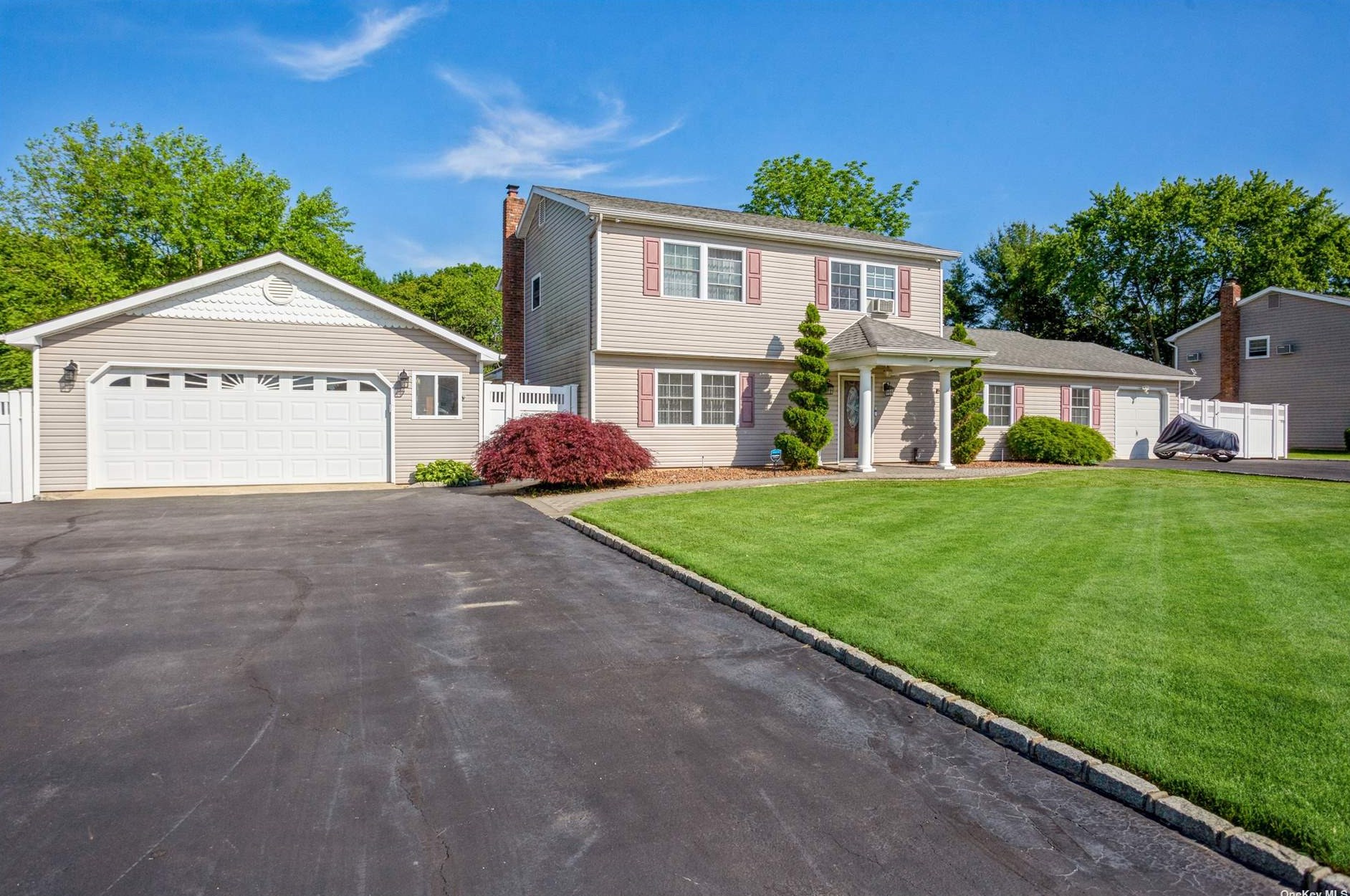 4 Azurean Ct, Mount Sinai, NY 11766