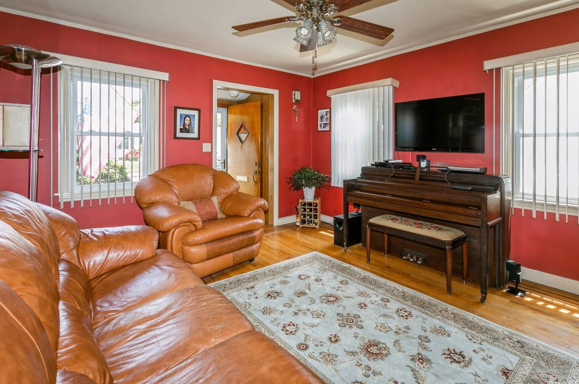 23 Kent St, New Hyde Park, NY 11040