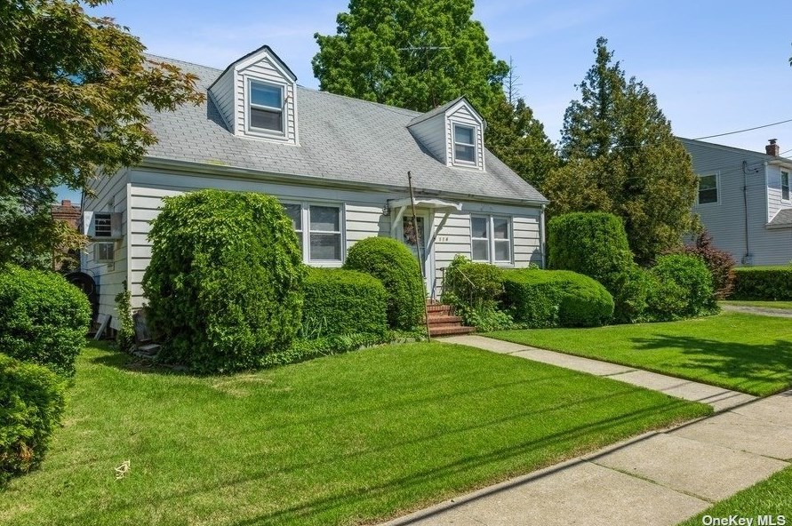 114 Musgnug Ave, Garden City, NY 11501