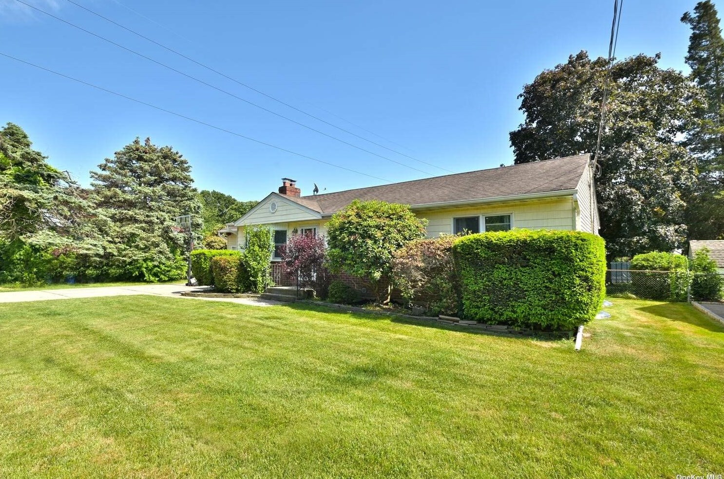 54 Colonial St, Elwood, NY 11731