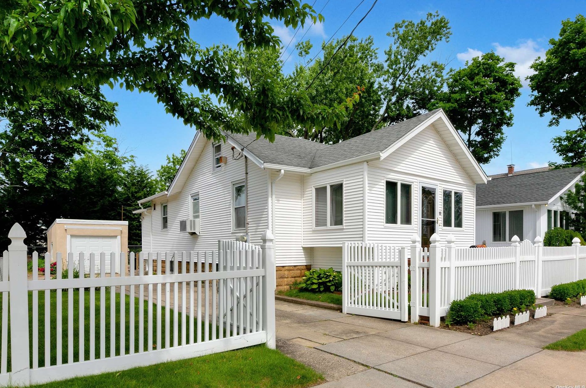 18 Gordon Pl, Freeport, NY 11520-5008