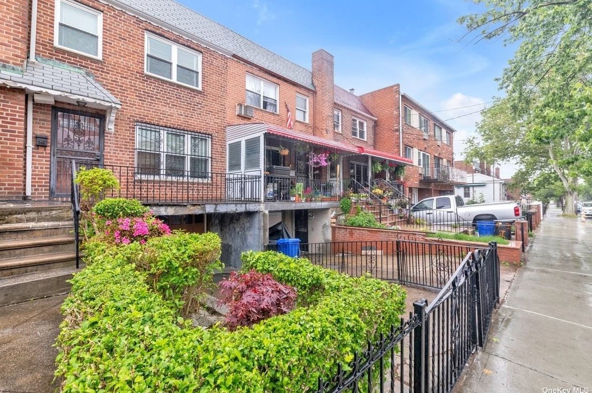 30-54 80th St, Flushing, NY 11370-1319