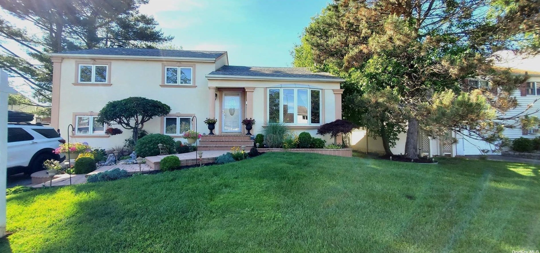 10 Gardenia Ln, Hicksville, NY 11801