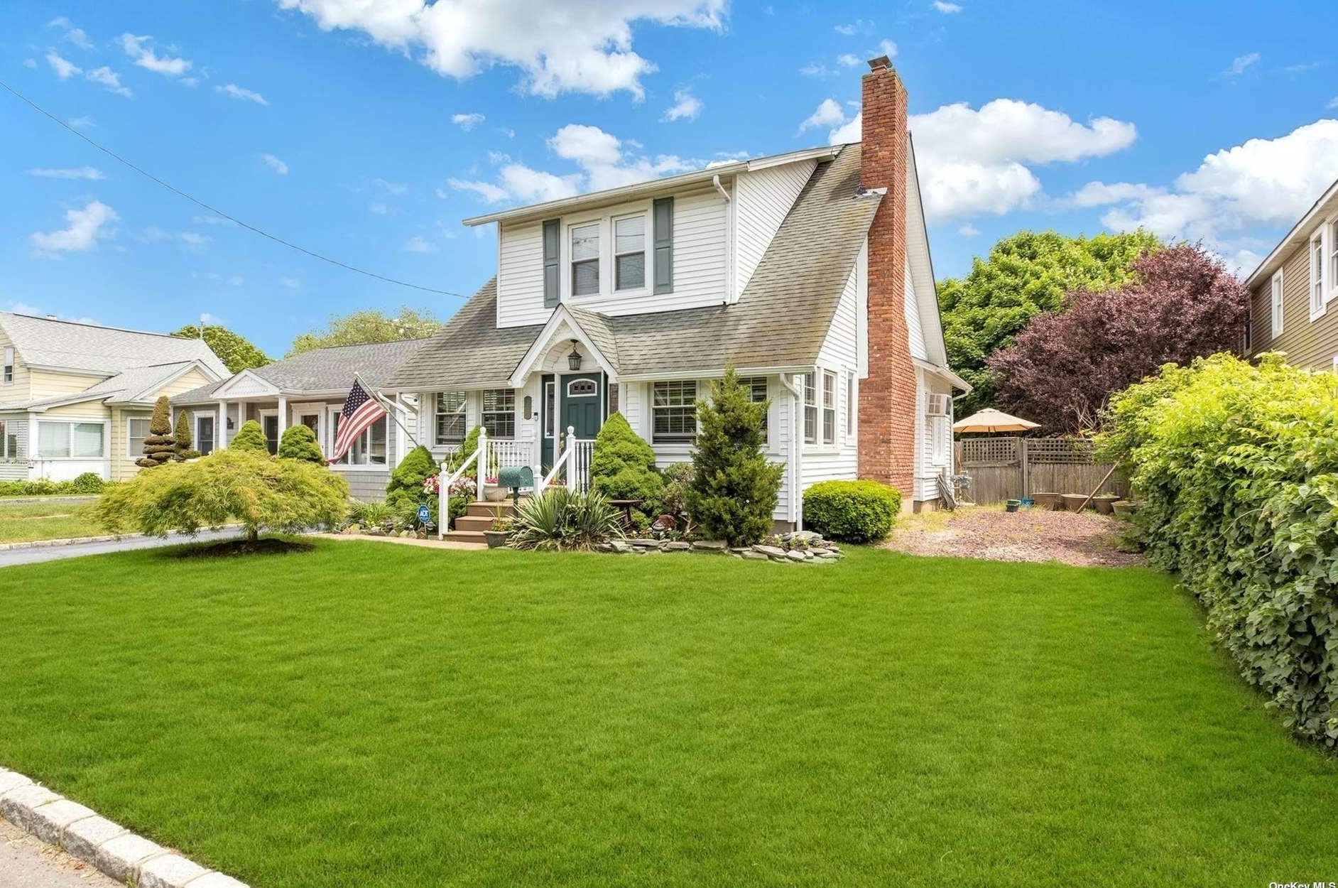 77 Rollstone Ave, West Sayville, NY 11796