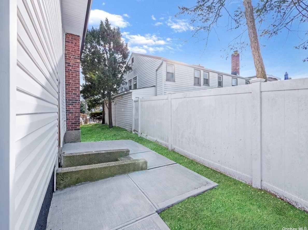 3430 Lindbergh Ave, Rockville Centre NY  11572-5507 exterior