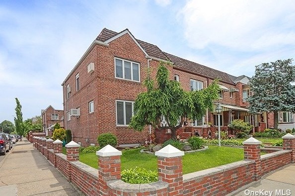 62-01 80th St, Flushing, NY 11379-1319