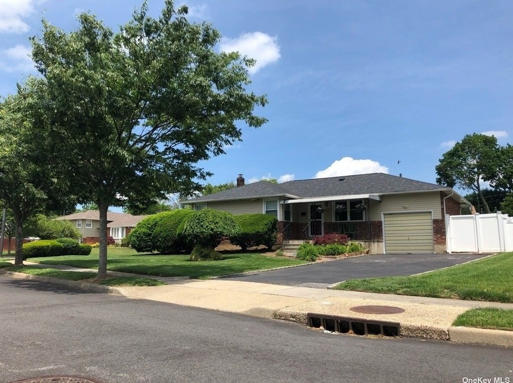 11 Evelyn Rd, Hicksville, NY 11803-4804