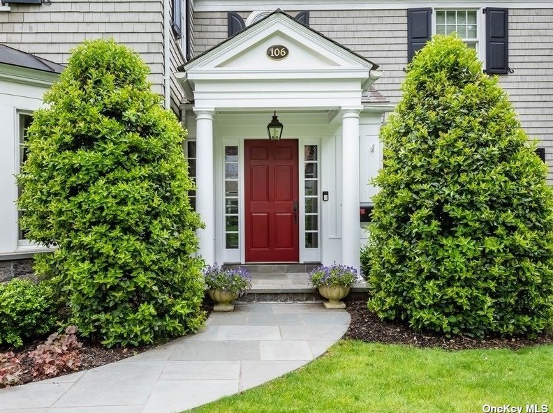 106 Northwoods Rd, North Hills, NY 11030-1613