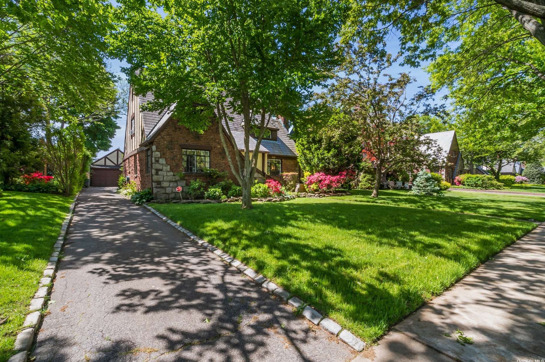 106 Meadow St, Garden City, NY 11530-6613