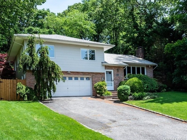 24 Bridge Rd, North Hills, NY 11030-1544