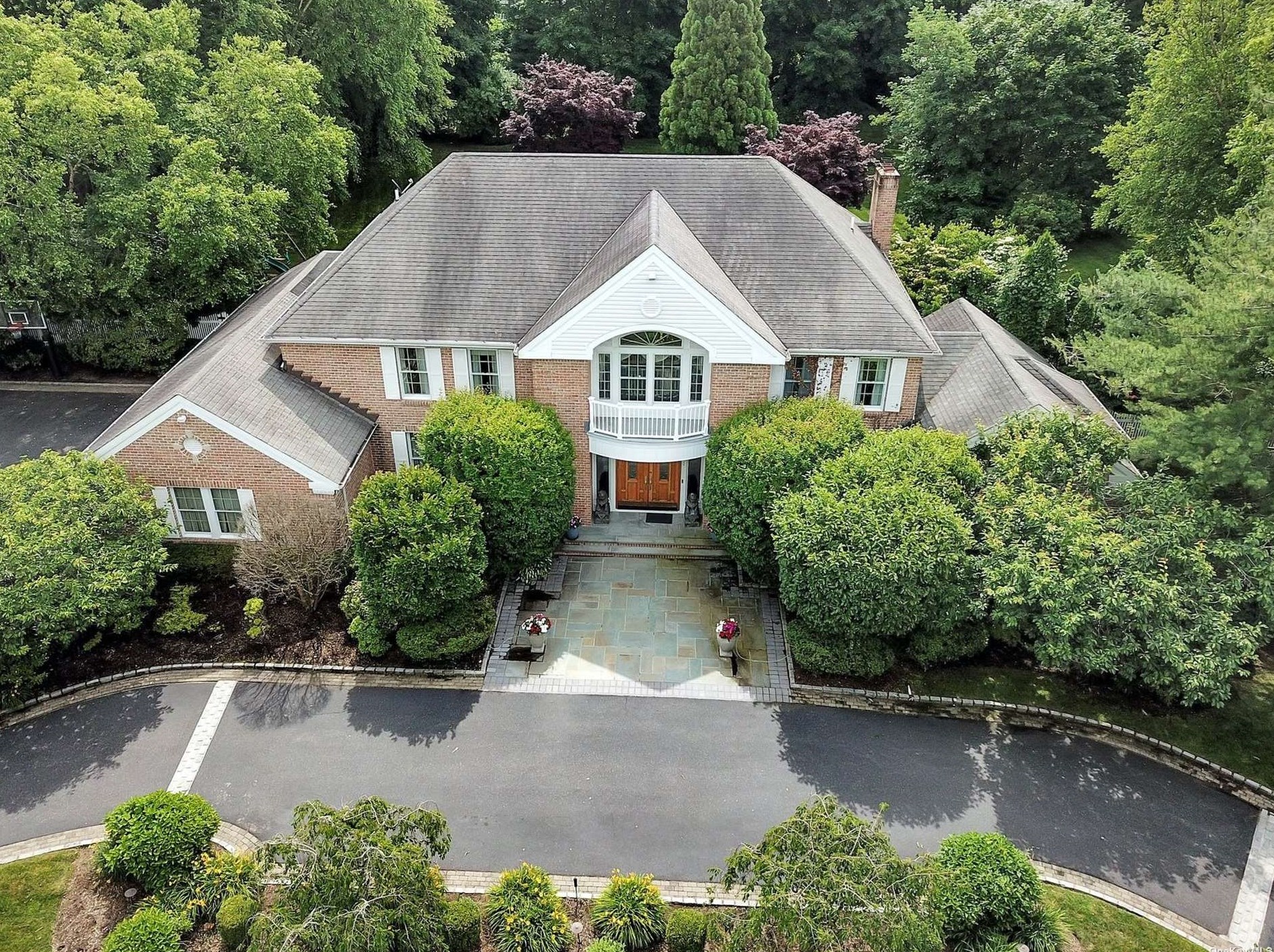 2 Winchester Dr, Muttontown, NY 11545