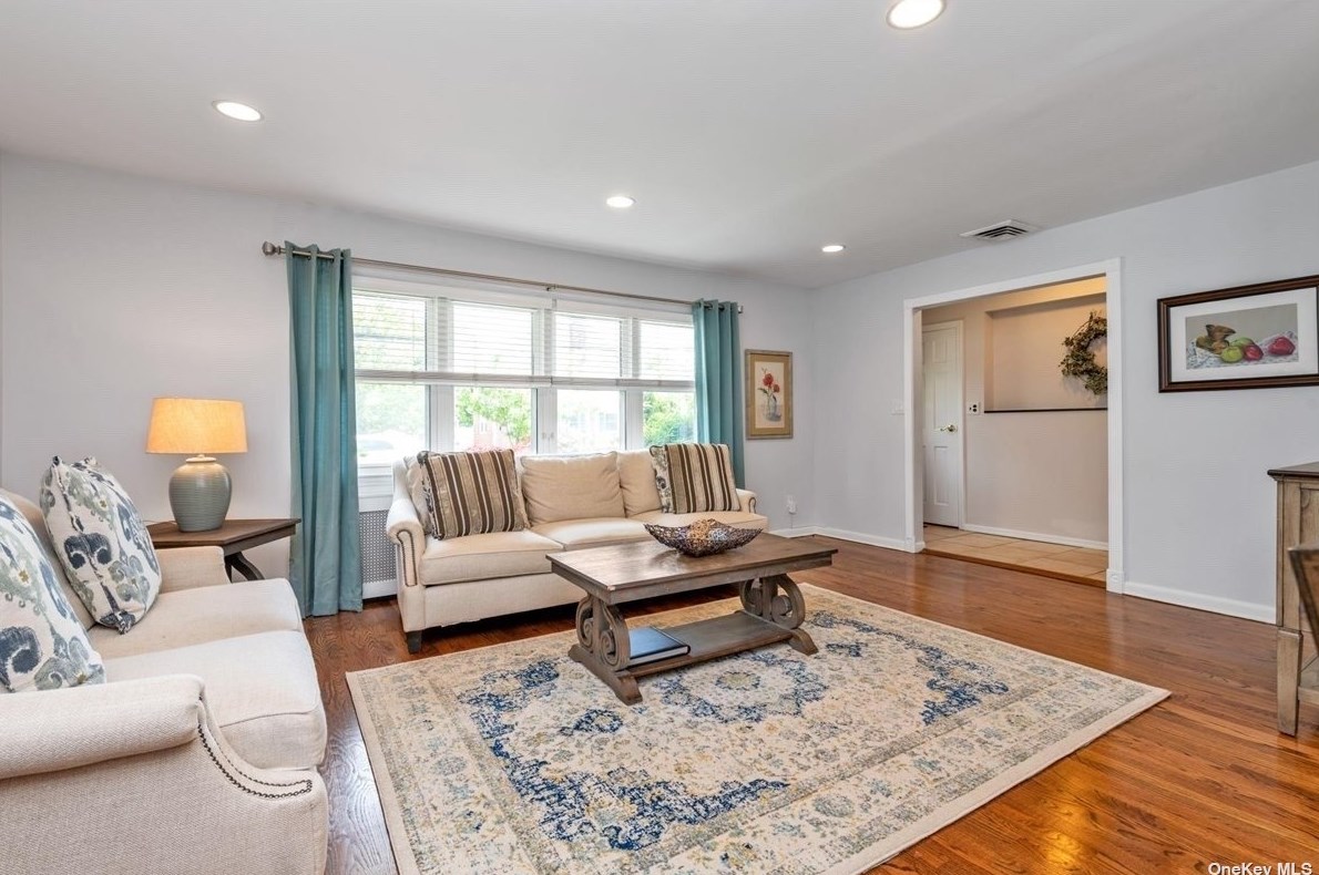60 Concord St, Rockville Centre, NY 11570-5107