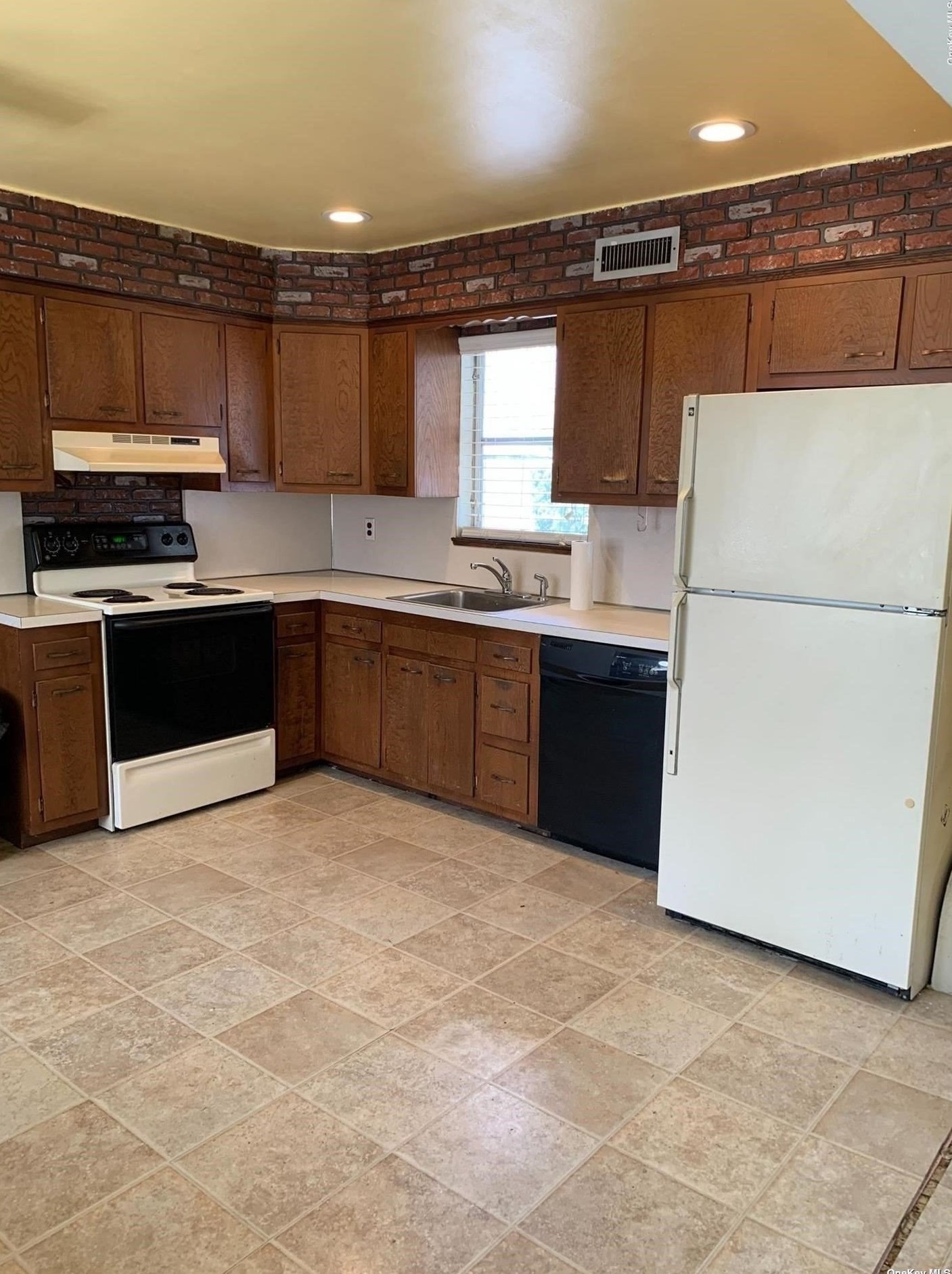 12 Henry St, Bethpage, NY 11714