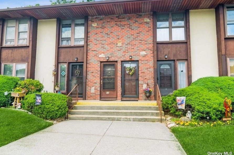 10 Sycamore Ct, Selden, NY 11784-3928