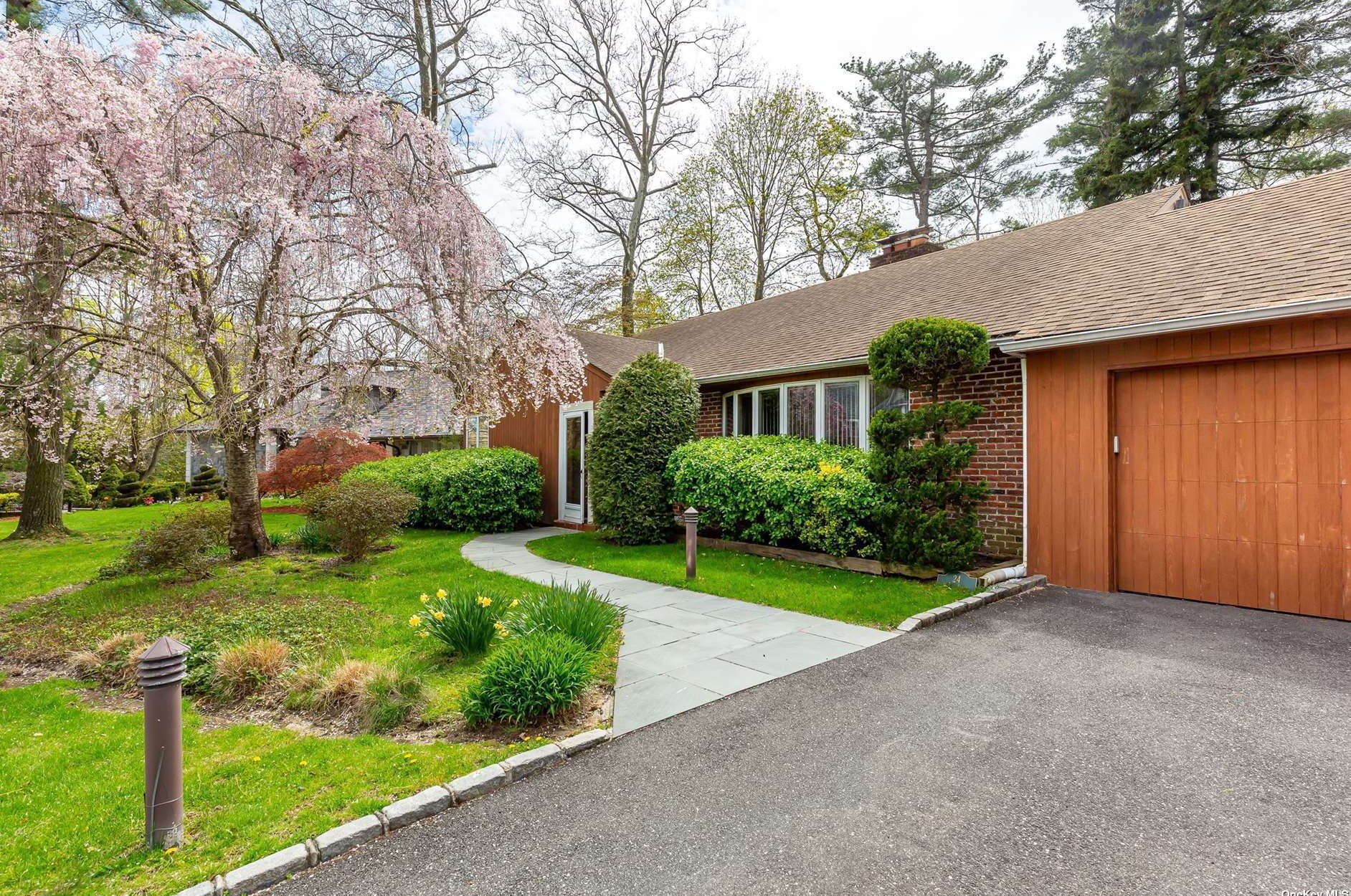 24 Rivers Dr, Great Neck, NY 11020