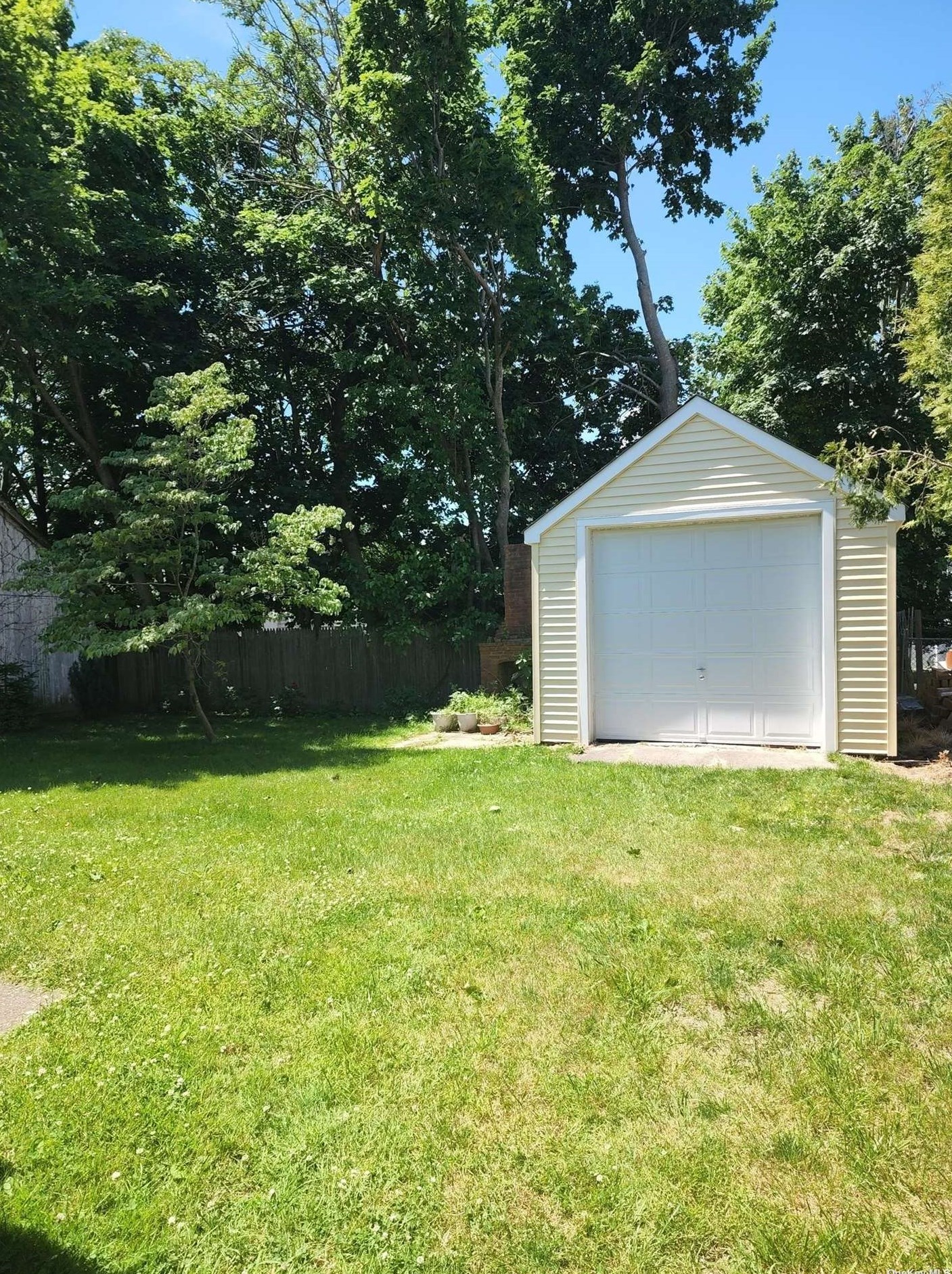 413 Kratoville Ave, Northampton, NY 11901-2906