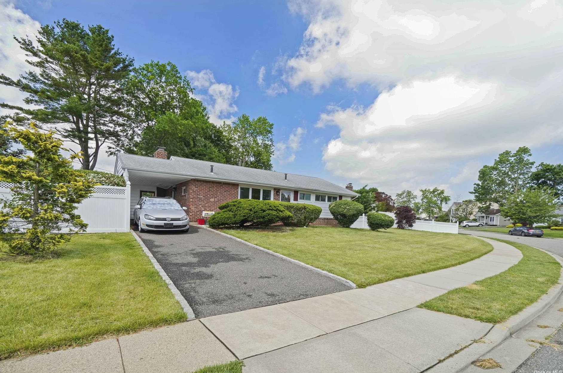 79 Georgia Dr, Syosset, NY 11791-4823